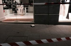 Il pezzo di cornicione caduto davanti al negozio Intimissimi ad Ancona