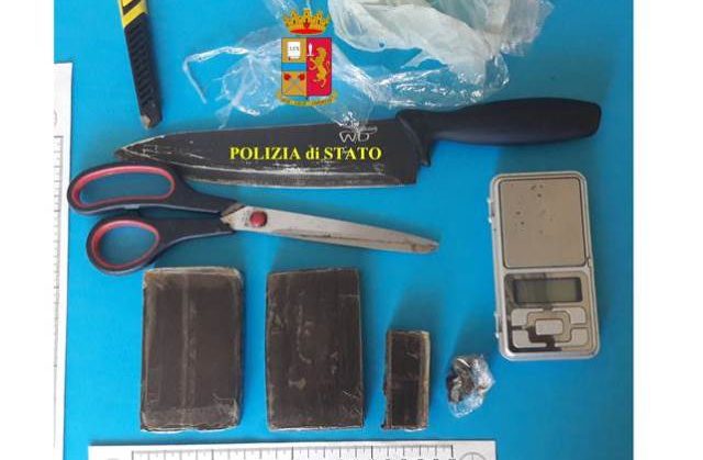 Droga e materiale sequestrato (Foto: Polizia di Stato)