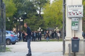 L'intervento della Polizia ai giardini pubblici di Jesi per chiarire i motivi della rissa