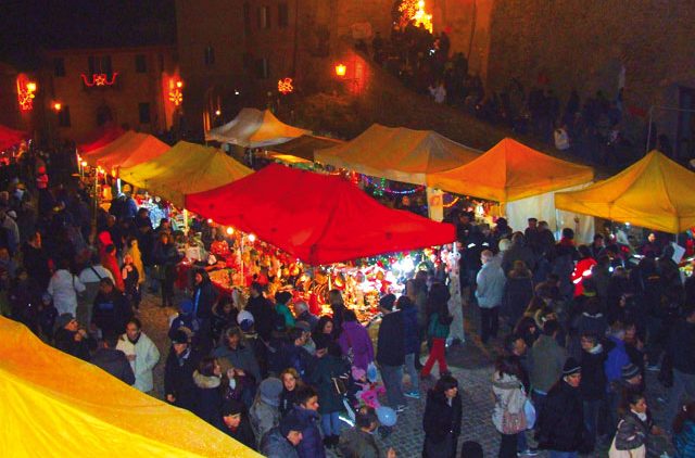 I mercatini natalizi a Castelbellino (foto d'archivio)