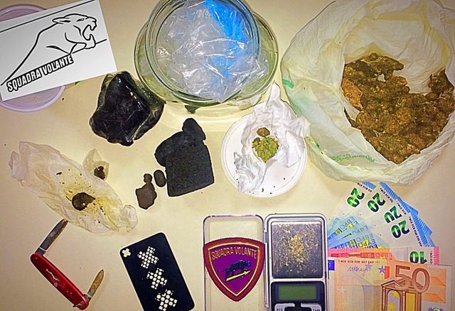 La droga, i soldi e altri oggetti sequestrati ai due giovani (Foto: Polizia)