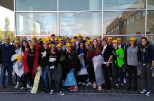 Gli studenti di Senigallia impegnati nell'iniziativa Puliamo il Mondo di Legambiente