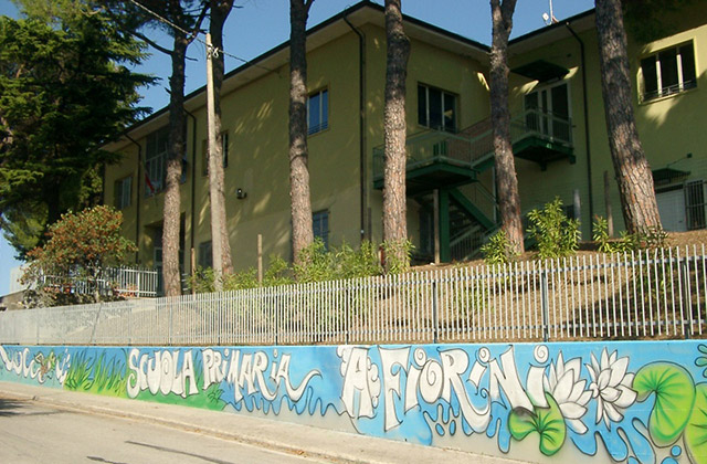 La scuola primaria “A.Fiorini” in via delle Mura, a Barbara