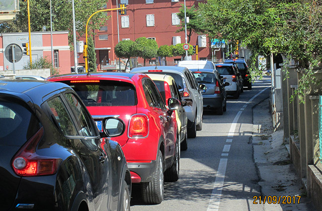 Il traffico di auto e mezzi in via Cilea a Senigallia