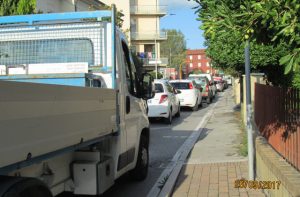 Il traffico di auto e mezzi in via Cilea a Senigallia