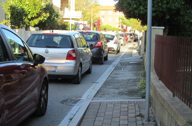 Il traffico di auto e mezzi in via Cilea a Senigallia