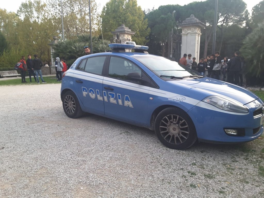 L'intervento della Polizia ai giardini pubblici di Jesi per chiarire i motivi della rissa