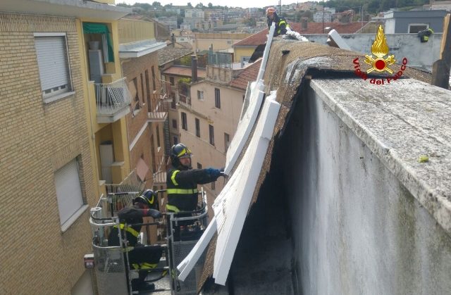 Tetto divelto il via Matas (Foto: Vigili del Fuoco)