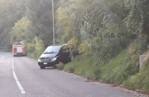 Il carro funebre all'imbocco del sentiero che porta all'oliveto