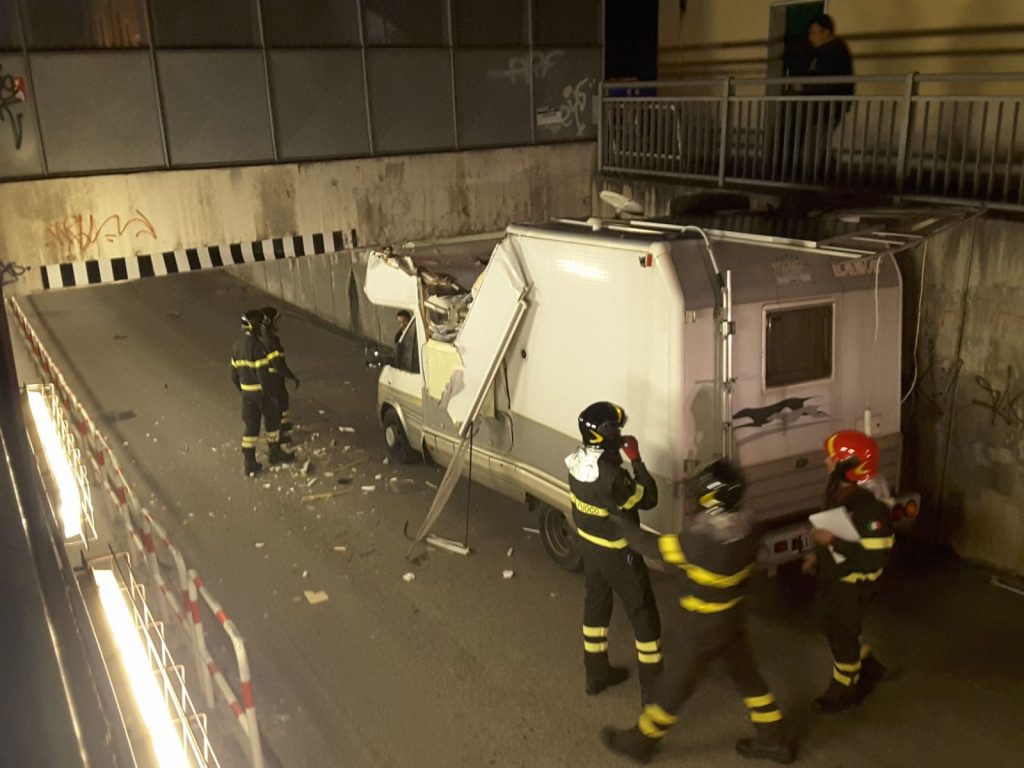 Il camper rimasto incastrato nel sottopasso di via Marconi a Jesi