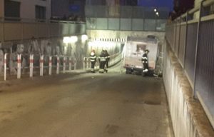 Il camper rimasto incastrato nel sottopasso di via Marconi a Jesi