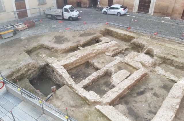 Ancora a cielo aperto gli scavi di Piazza Colocci, ma a fine mese non li vedremo più così