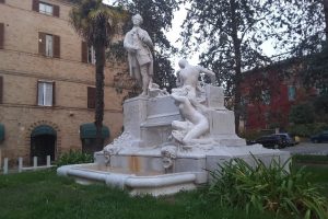 Il monumento a Pergolesi, al centro della diatriba