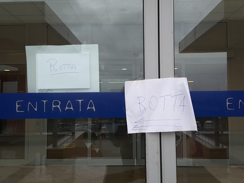 La porta d'ingresso principale dell'ospedale non funzionante