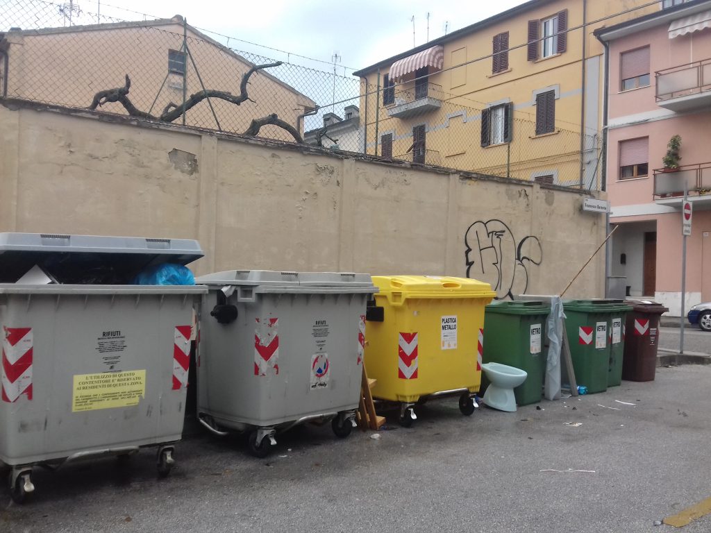 Cassonetti via Baracca a Jesi