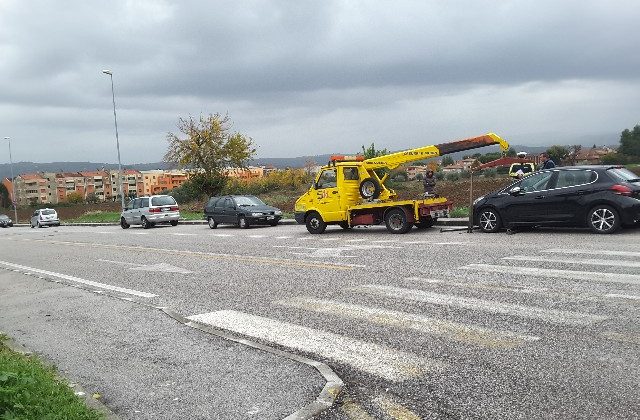 Carro attrezzi all'opera in via Moro, continua il "problema" parcheggi all'ospedale