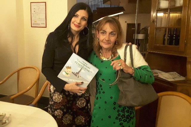 Talita Frezzi con il suo libro "Chiamatemi Federichino" insieme a Franca Tacconi