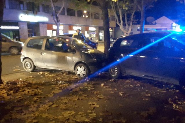 L'auto finita contro l'altra in sosta lungo viale della Vittoria