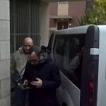 Simone Santoleri e l'avvocato Gianluca Carradori durante il sopralluogo dei Ris all'auto a Giulianova