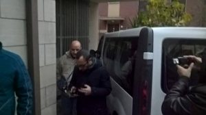 Simone Santoleri e l'avvocato Gianluca Carradori durante il sopralluogo dei Ris all'auto a Giulianova