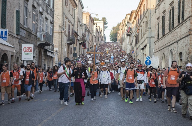 Fedeli arrivati a Loreto dopo il pellegrinaggio