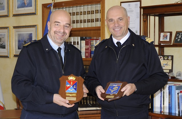 Il colonnello Davide Salerno e l'ammiraglio Pietro Luciano Ricca allo scambio di Crest