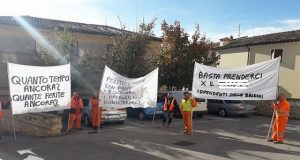 I dipendenti della "Baldini" in protesta davanti al Comune