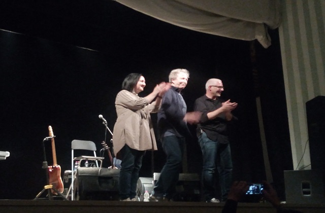 Fabio Concato coi suoi musicisti alla fine del concerto al Teatro del Trionfo di Cartoceto