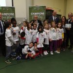 Foto di gruppo con gli alunni delle scuole vincitrici della campagna educativa “Campioni di Fair play”