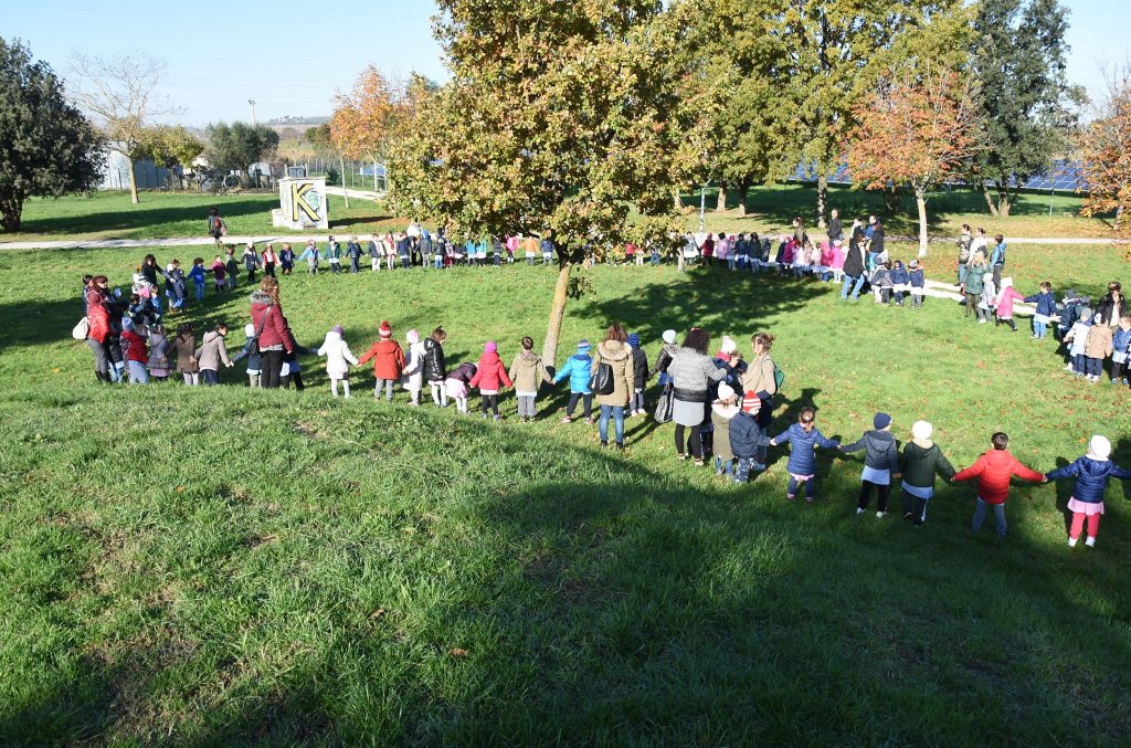 I bambini fanno il girotondo alla Festa dell'Albero