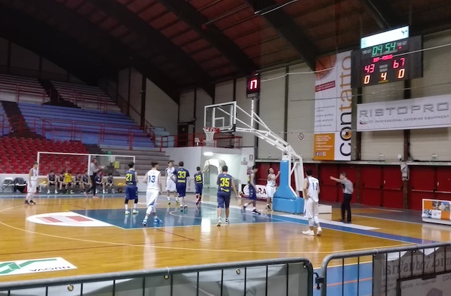 Una fase della partita della categoria Under 15 d'Eccellenza tra Basket School Fabriano e Basket Fermo