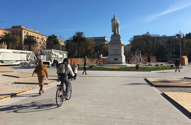 Lavori per montare la ruota panoramica e il mercatino di Natale