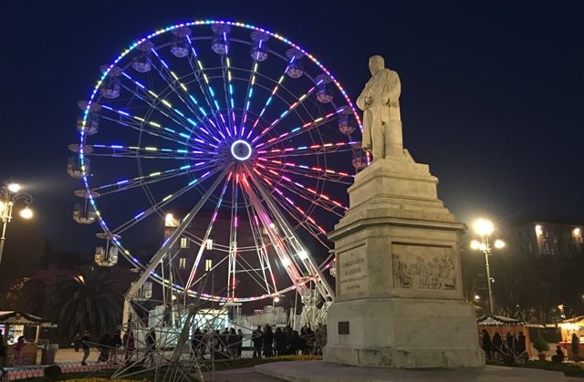 La ruota panoramica in piazza Cavour