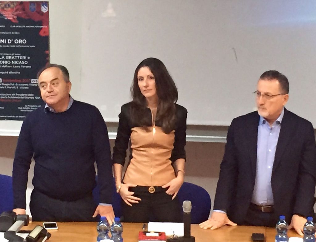Il pm Nicola Gratteri con l'avvocato Laura Versace e il giornalista Antonio Nicaso ad Economia