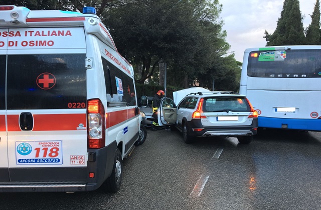 L'incidente in via Chiaravallese a Osimo