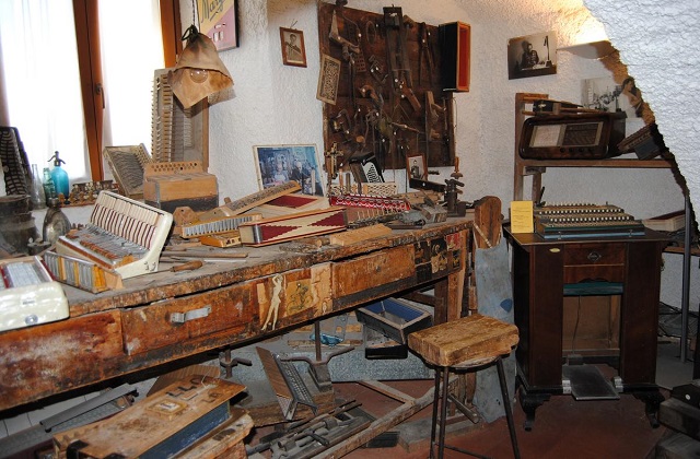 Un autentico laboratorio di fisarmoniche a Castelfidardo