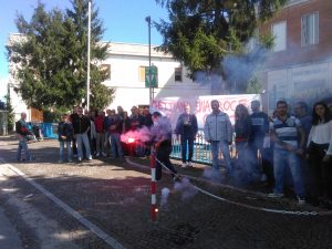 Una manifestazione dei lavoratori all'esterno della storica fabbrica chiaravallese