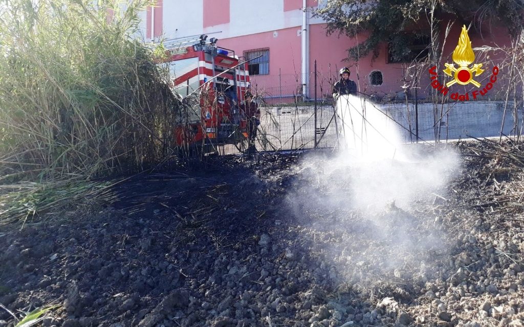 I Vigili del Fuoco intenti a spegnere le fiamme