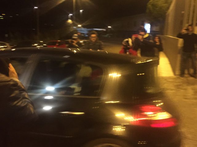 Padre e figlio dentro l'auto dei carabinieri lasciano la caserma poco prima dell'una