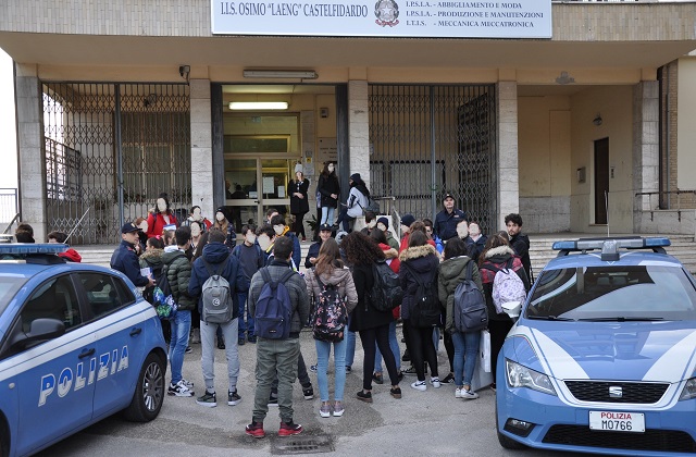 La Polizia di Osimo di fronte all'Iis "Laeng"