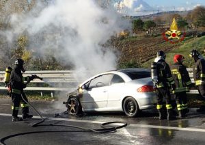 La Peugeot 208 che ha preso fuoco