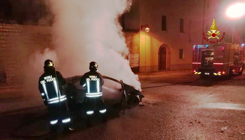 L'auto in fiamme