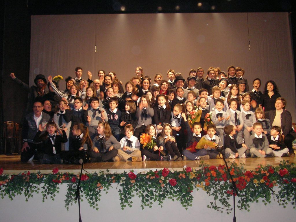 Un'immagine di repertorio dei giovanissimi allievi della Scuola di teatro sassoferratese