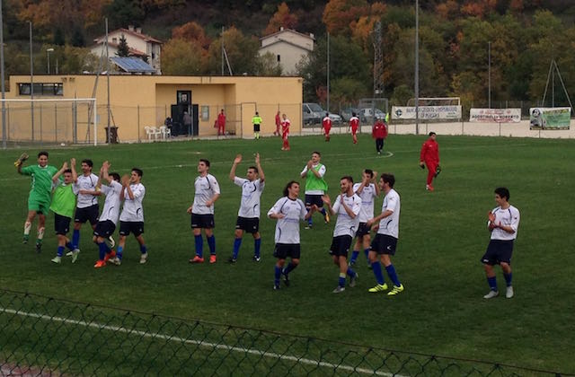 I giocatori del Sassoferrato Genga festeggiano la vittoria a fine gara