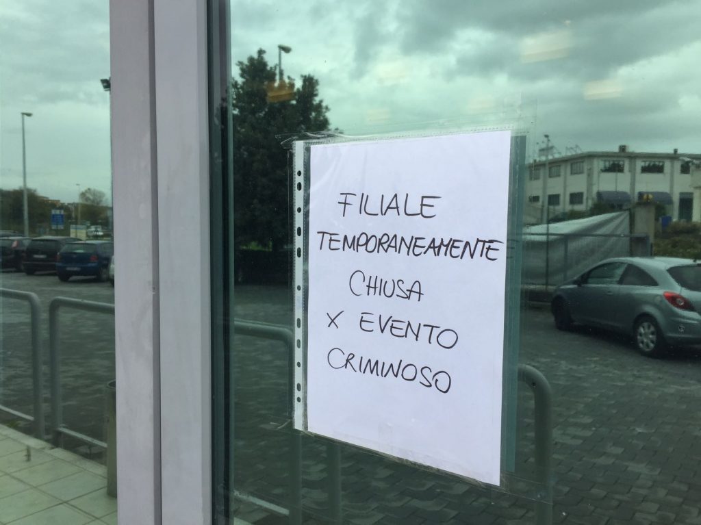 Il cartello esposto questa mattina dall'istituto bancario