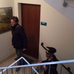 Il pm Andrea Laurino davanti all'appartamento della pittrice per il sopralluogo dei Ris