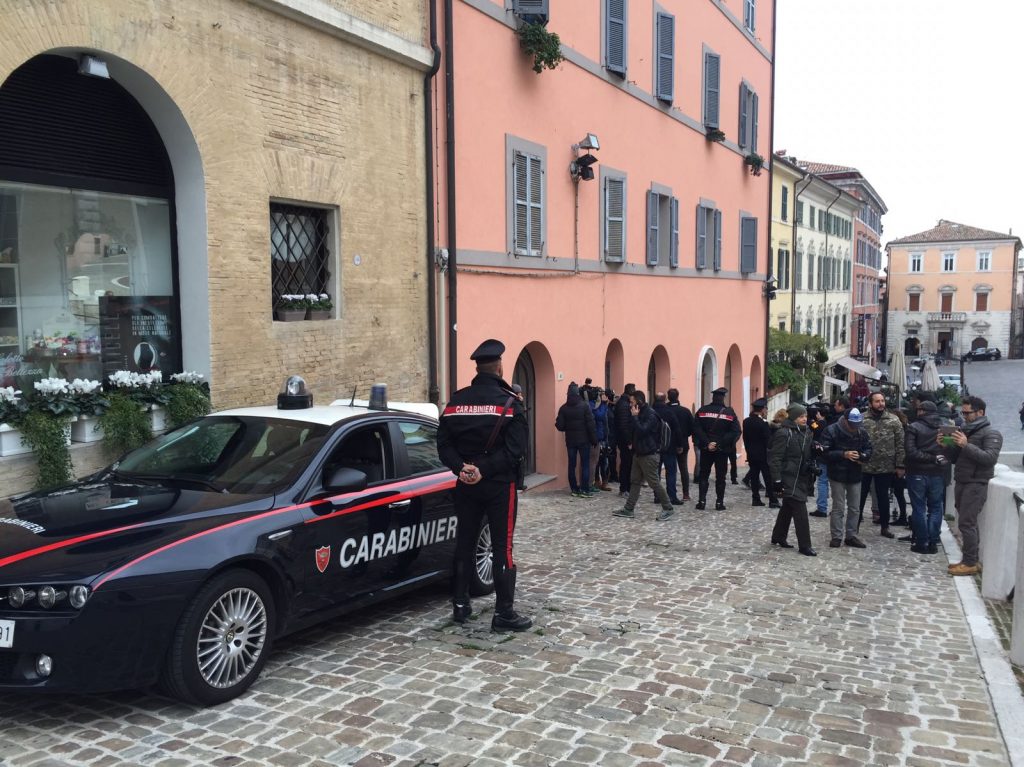 Folla di giornalisti in piazza del Papa per l'arrivo dei Ris