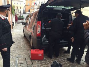 L'arrivo dei carabinieri del reparto investigazioni scientifiche in via della Pescheria