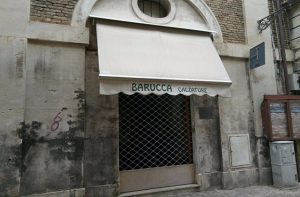 Il negozio in via Gherardi, di fianco a piazza Simoncellidi fianco a piazza Simoncelli