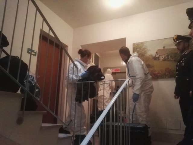 I Ris nel sopralluogo della casa di Ancona della pittrice I Ris nel sopralluogo della casa di Ancona della pittrice